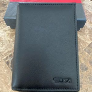 NWT Men’s Tumi L-Fold Delta I.D. Wallet. Blk in color.